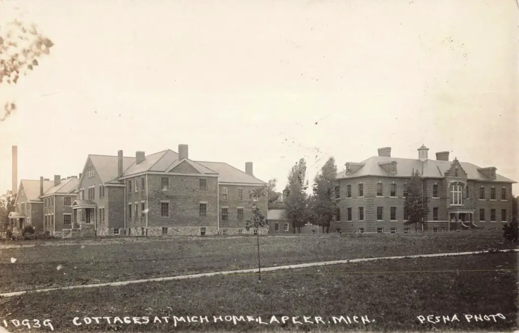 A Black And White Photo Of A Building