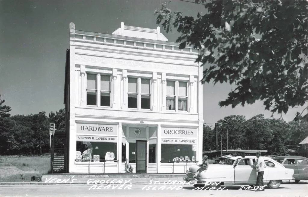 A Black And White Photo Of A Building