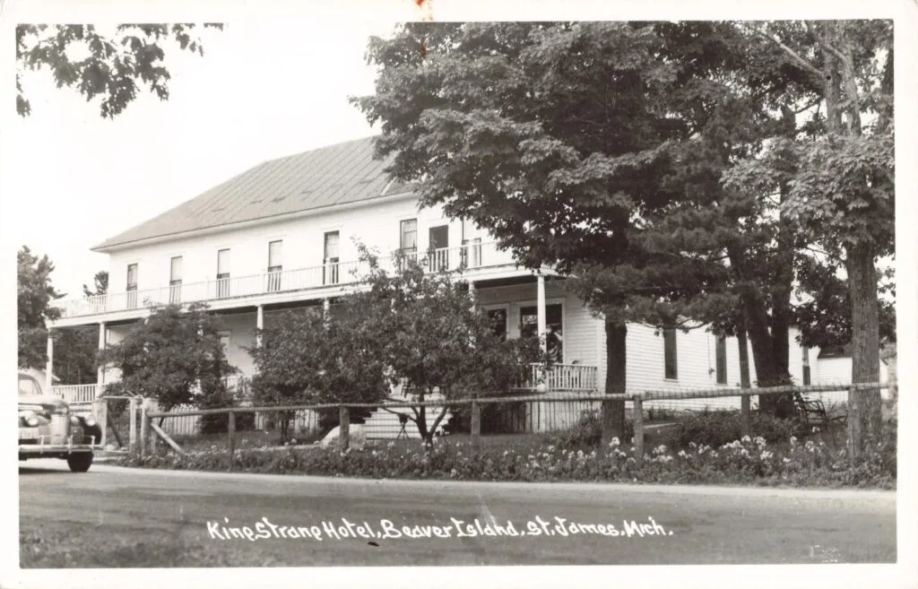 A Black And White Photo Of A White House