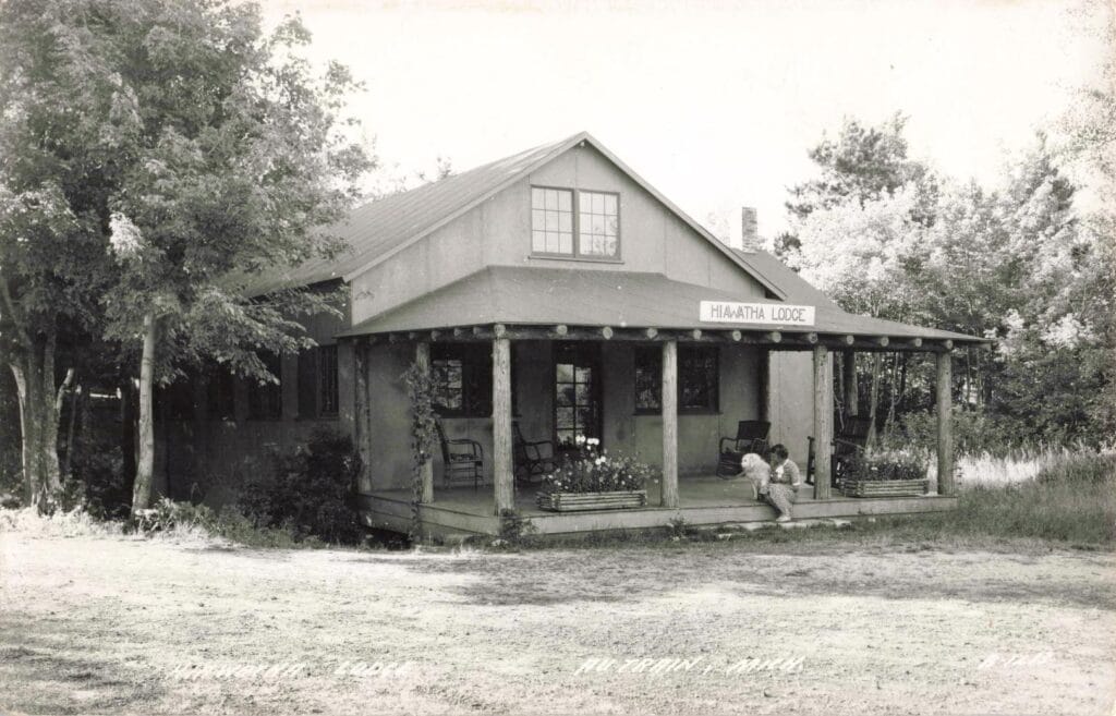 Historic Lodge With Porch And Greenery